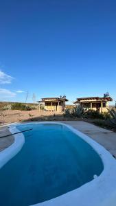 ein leerer Swimmingpool vor einem Haus in der Unterkunft CABAÑAS KONDUR Elementos in Ciudad Lujan de Cuyo