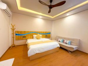 a bedroom with a bed and a ceiling fan at TideViewInn in Gaafaru