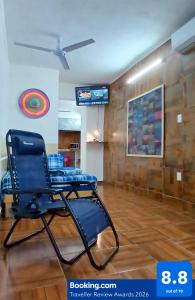 a black chair in a room with a ceiling fan at Casa Del Chef Lupita in Campeche