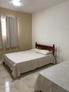 a bedroom with two beds and a window at Casa Ampla e aconchegante Limoeiro in Limoeiro +41 photos