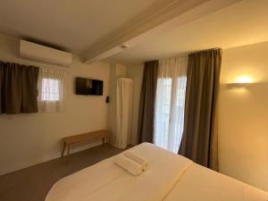 a bedroom with a white bed and a window at Hotel luna nueva in Tarragona
