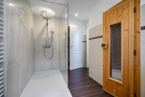 a bathroom with a shower and a glass door at FH Luisenlund im Ostseebad Prerow in Prerow +29 photos