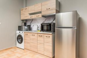 a kitchen with a stainless steel refrigerator and a dishwasher at OIKOS SKMT in Sourotí