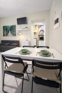 a kitchen and living room with a table and chairs at Domus Flavia in Pozzuoli