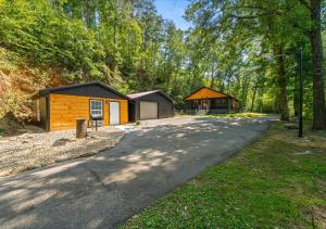 a driveway leading to a cabin and a house at Hill Top Forest Cabin with Hot Tub, Fire Pit & Screened Porch in Pigeon Forge