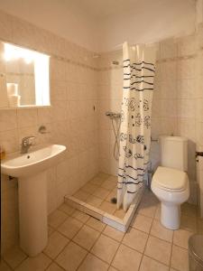 斯基亞索斯鎮的住宿－LAURA Skiathos，浴室配有水槽、卫生间和浴帘