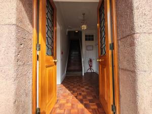 an open door to a hallway in a house at A Casa Do Caseiro in Funchal