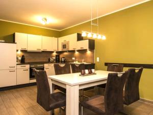 a kitchen with a table and chairs in a room at Casa Leonardo in Göhren-Lebbin