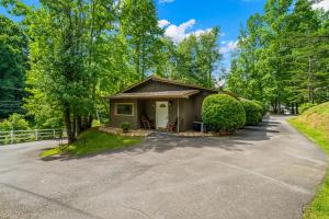 a small house with a driveway at Pigeon Forge Home in Pigeon Forge
