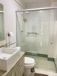 a bathroom with a shower and a toilet and a sink at Apartamento 3 Quartos - Centro de Piratuba in Piratuba