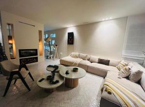 a living room with a couch and a table at villa Bohème Chic in Had Abdallah Rhiat