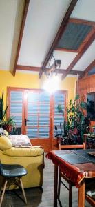 a living room with a couch and a table at La Casa de los Cactus in Coquimbo