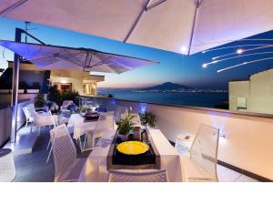 维克艾库塞方块公寓酒店的配有桌椅并可欣赏海景的阳台