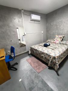 a bedroom with a bed and a desk and a chair at Lar Doce Lar Realizando Sono 4 !! in Arcos