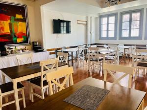 a large dining room with tables and chairs at NW Hotel Nomada in Osorno