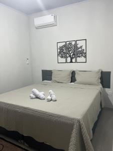 two towels on a bed in a bedroom at Apartamento Aconchego II in Alta Floresta