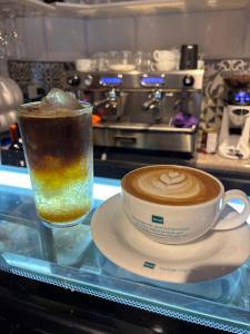 a cup of coffee and a drink on a counter at NW Hotel Nomada in Osorno