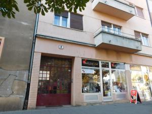 sklep przed budynkiem z balkonem w obiekcie Apartment Domi Kvatric w Zagrzebiu