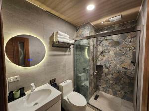 un bagno con WC, lavandino e specchio di meet happiness a Hsia-pu-hsia