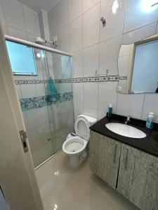 a bathroom with a toilet and a sink and a shower at SUNSHINE THE ONE CAIOBÁ com ar condicionado NAO DISPONIBILIZAMOS roupas de cama e banho in Matinhos +23 photos