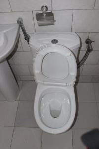a bathroom with a white toilet and a sink at 1 lit en dortoir partagé - Résidences PRIMIS Thiès in Thies