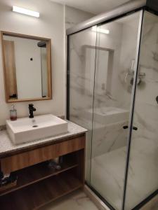 a bathroom with a sink and a shower at Amplia casa equipada para familia, pareja o individual in Tizayuca +25 photos