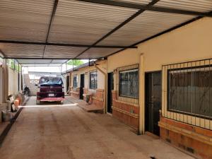 Ein Lastwagen ist in einer Gasse neben einem Gebäude geparkt. in der Unterkunft Residencia Las Lomitas in San Lorenzo de la Frontera
