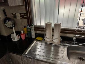 eine Küchenspüle mit darauf liegenden Küchenutensilien in der Unterkunft Residencia Las Lomitas in San Lorenzo de la Frontera + 12 Fotos
