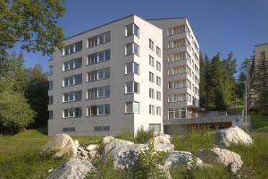 um grande edifício com pedras à frente em Celik Family Apartment em Štrbské Pleso