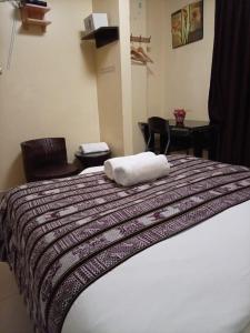 a bed with a white towel on top of it at Machupicchu Royal Mountain in Machu Picchu +1 photo