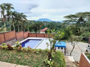 a view of a swimming pool from a house at Villa Brown Cisarua in Paragajen