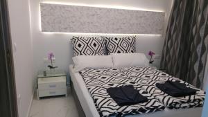 Tempat tidur dalam kamar di Laura Grande Apartment