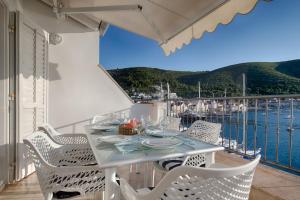 ein Tisch auf einem Balkon mit Blick auf das Wasser in der Unterkunft Villa Riva, Vis in Vis