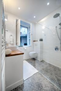 ein Badezimmer mit Toilette, Waschbecken und Dusche in der Unterkunft Villa Riva, Vis in Vis + 30 Fotos