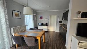 a dining room and kitchen with a table and chairs at Ferienwohnung Werraglück in Eschwege +15 photos