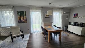 a dining room table and chairs in a room at Ferienwohnung Werraglück in Eschwege