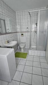 a bathroom with a toilet sink and a shower at Ferienwohnung Werraglück in Eschwege