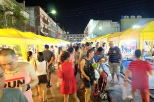 una multitud de personas caminando por el mercado por la noche en Tiya House Rooms & Cafe, en Krabi