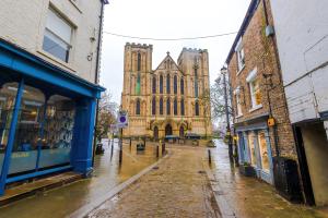 an empty street in front of a large church at Cathedral Mews - Close to the Cathedral in Ripon
