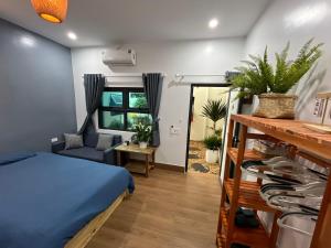 a bedroom with a bed and a chair in a room at Shang Hotel in Uoc Le (1)