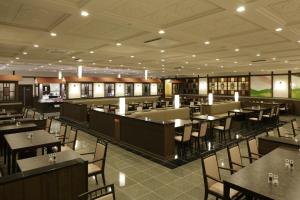 富士河口湖温泉湖南庄酒店餐厅或其他用餐的地方