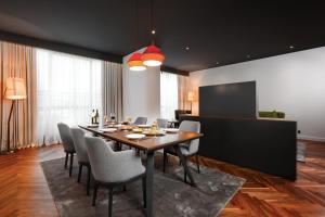 Televiisor ja/või meelelahutuskeskus majutusasutuses Crowne Plaza Podgorica by IHG