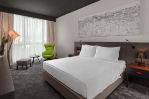 Voodi või voodid majutusasutuse Crowne Plaza Podgorica by IHG toas