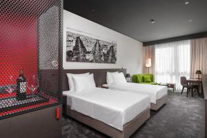 Voodi või voodid majutusasutuse Crowne Plaza Podgorica by IHG toas