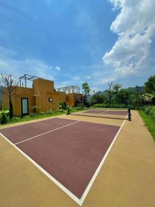 a tennis court in front of a building at Campo De Sole Villa Hoa Binh in Hòa Bình +53 photos