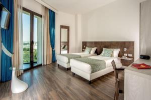 Habitación de hotel con 2 camas y mesa en Phi Hotel Milano, en Baranzate