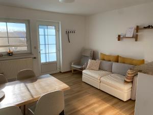 a living room with a couch and a table at Haffquartier - "Zur Alten Bäckerei" in Mönkebude