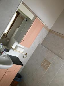 Casella's Apartments tesisinde bir banyo