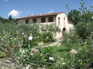 a house with a garden in front of it at Agriturismo IL VIAIO in Fiesole