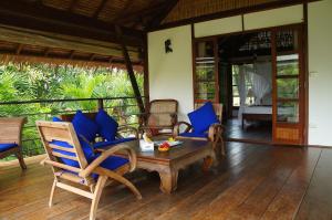 Koyao Bay Pavilions - Beach Resort and Pool Villas的阳台或露台